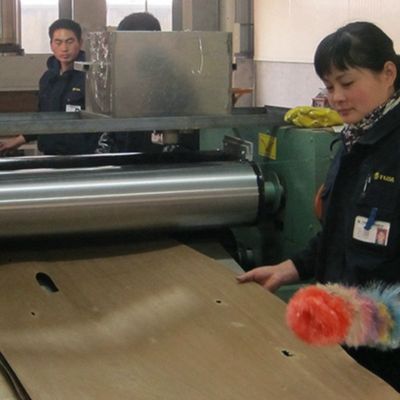 Реконструированный деревянный фанера грецкий орех плоскорезанный коронный зерно 0,15-0,6 мм коричневый для двери
