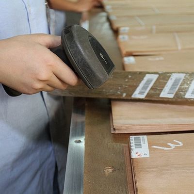 Облицовки узелка белого ясеня FSC зерно картины естественной спиральное ранг на толщина 0.5-0.55mm украшения гостиницы