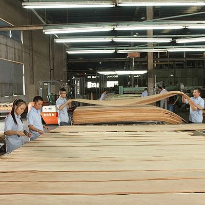 Отрезок кроны естественной Mahogany деревянной облицовки мебели и аппаратур музыки плоский отрезанный