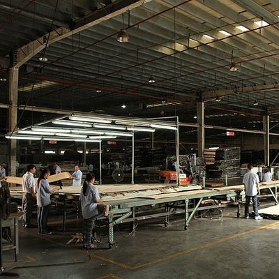 Отрезок кроны естественной Mahogany деревянной облицовки мебели и аппаратур музыки плоский отрезанный