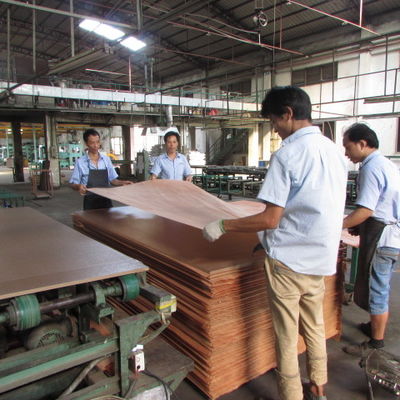 Причудливым облицовка MDF кроны Hickory Bicolor основанная зерном/доски частицы обшивает панелями 2440x1220mm