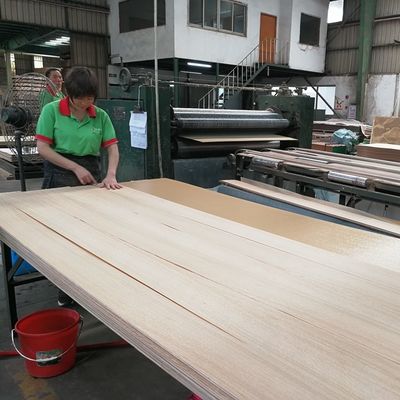 Причудливым облицовка MDF кроны Hickory Bicolor основанная зерном/доски частицы обшивает панелями 2440x1220mm